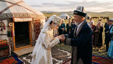 Келін түскенде қайын атасы бата беріп тұр, дәстүрлі қазақ келін түсіру рәсімі